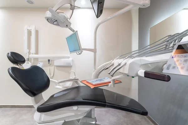 Nowoczesny Gabinet Stomatologiczny Specjalnym Krzesłem Leczenia Chorób Zębów Wysokiej Jakości — Zdjęcie stockowe