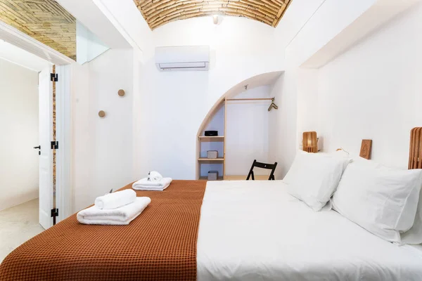 传统的现代伊比利亚式卧室 有木制天花板和干净的毛巾和亚麻布 高质量的照片 — 图库照片