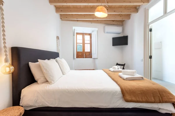 Geleneksel Ahşap Tavanlı Temiz Havluları Çarşafları Olan Modern Ber Yatak — Stok fotoğraf