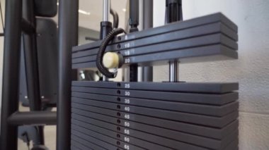 Spor yükleme için spor makinesinin ağırlığı, plakalar, yükseliş ve düşüş şeklinde, spor başarısı ve sıkı çalışma konsepti. Yakın plan. Yüksek kaliteli FullHD görüntüler