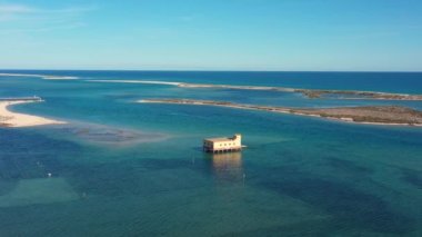 Hava görüntüsü. Fuseta köyü üzerinde Ria formosa adlı doğal Portekiz parkı üzerinde insansız hava aracı uçuşu. Yüksek kalite 4k görüntü