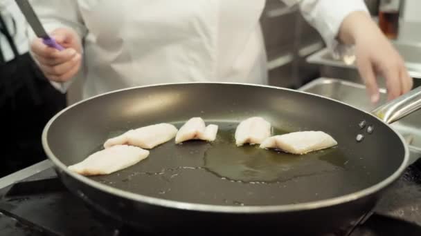 Ein Koch Brät Fischfilets Für Das Abendessen Die Gäste Eines — Stockvideo