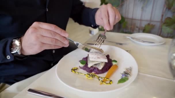 在别致的餐厅里 贵宾顾客可以吃带有配菜的鱼和带有叉子的蔬菜 旅游休闲和美食的概念 优质Fullhd影片 — 图库视频影像