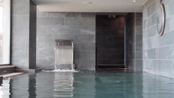 Piscina Interior Com Fonte Água Caindo Para Clientes Spa Imagens — Vídeo de Stock