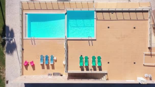 Otelin Havuz Manzarasında Turistler Için Güneşli Yataklarla Modern Yüzme Havuzu — Stok video