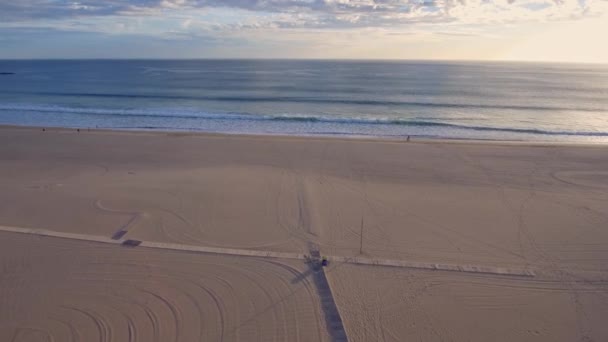 Drönarflyg Över Havsvågor Och Sandstrand Portugal Stranden Portimao Praia Rocha — Stockvideo