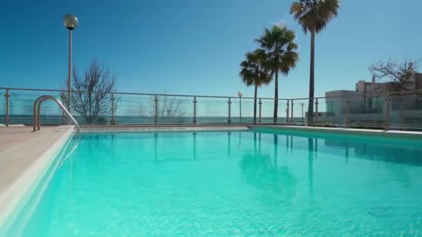 Βίντεο Γυρισμάτων Μιας Πισίνας Ξενοδοχείου Καθαρό Νερό Για Κολύμπι Για — Αρχείο Βίντεο