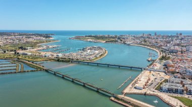 Portimao şehrine bakan Arade nehri üzerindeki Portekiz köprüleri. Ponte Velha. Yüksek kalite fotoğraf