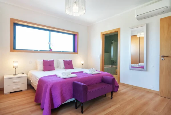现代卧房 有一张粉红色的大双人床 还有毛巾 高质量的照片 — 图库照片