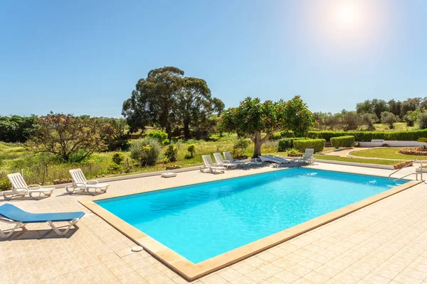 私人游泳池 有日光浴和花园 高质量的照片 — 图库照片