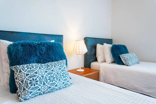 寝室のベッドの3列の装飾的な多色のふわふわの枕 高品質の写真 — ストック写真