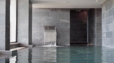Kapalı yüzme havuzu ve kaplıca müşterileri için düşen çeşme. Yüksek kaliteli FullHD görüntüler