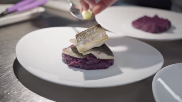 Der Küchenchef Dekoriert Ein Elegantes Fischfiletgericht Für Das Buffet Hotel — Stockvideo