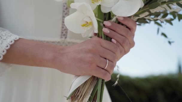 Menina Noiva Vestido Casamento Mantém Buquê Flores Orquídeas Anel Casamento — Vídeo de Stock