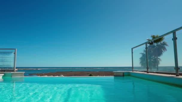 Filmowanie Hotelowego Basenu Czystą Wodą Pływania Dla Turystów Letni Słoneczny — Wideo stockowe