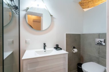 Tuvaleti ve lavabosu olan banyo seramik fayanslı minimalist tarzda. Yüksek kalite fotoğraf