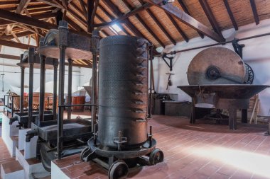 Zeytin yağı presi, zeytin yağı, taş değirmeni ve makine presi, zeytinyağı fabrikası üretimi için antik ekipman tesislerine kurulmuştur. Yüksek kalite fotoğraf