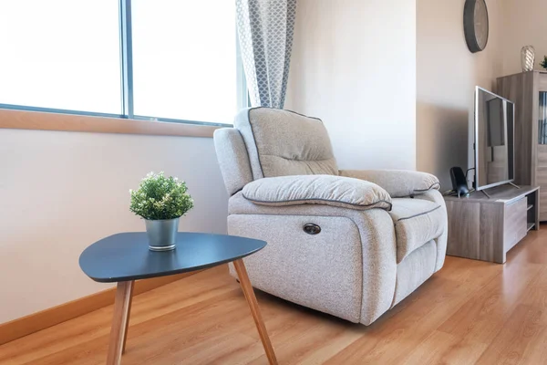 Roh Útulného Obývacího Pokoje Obývací Židlí Minimalistickou Výzdobou Kvalitní Fotografie — Stock fotografie