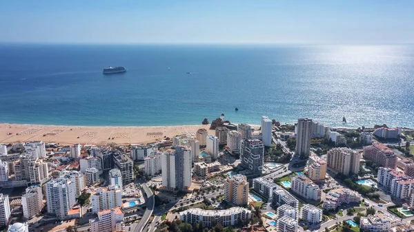 葡萄牙波尔蒂莫市的空中景观 海滨有高楼和海滩 背景在大海中的游轮 高质量的照片 — 图库照片