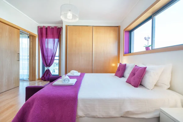现代卧房 有一张粉红色的大双人床 还有毛巾 高质量的照片 — 图库照片