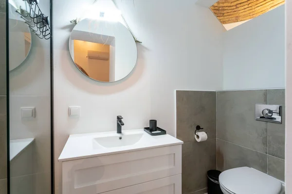 Badkamer Met Toilet Wastafel Een Minimalistische Stijl Met Keramische Tegels Rechtenvrije Stockafbeeldingen
