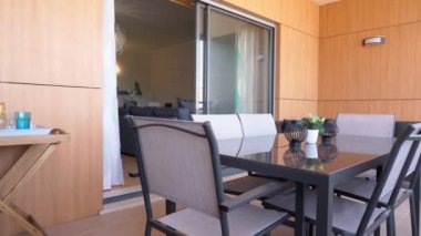 Balkonda bir aile yemeği ve rahatlamak için bir kanepe. Yüksek kalite 4k görüntü