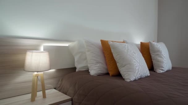 ベッドと枕とロールタオル付きのミニマリストの寝室 甘い夢への招待状としてキャンディ 高品質4K映像 — ストック動画
