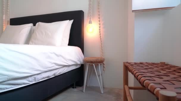 Gezellige Slaapkamer Met Een Bed Een Decoratieve Gele Lamp Een — Stockvideo