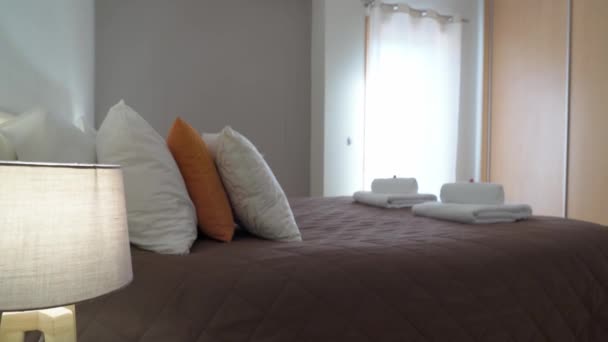 Minimalistische Slaapkamer Met Bed Kussens Opgerolde Handdoeken Snoep Als Uitnodiging — Stockvideo