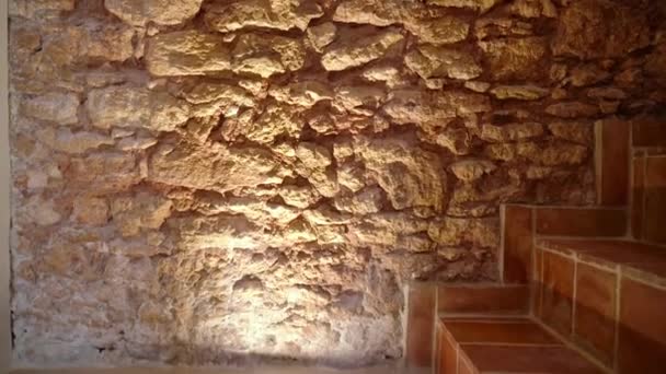 石段の下から照明装飾石や砂岩の壁と回廊 高品質4K映像 — ストック動画