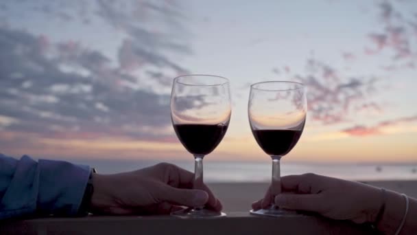 Het Echtpaar Pakt Twee Glazen Wijn Tegen Achtergrond Van Een — Stockvideo