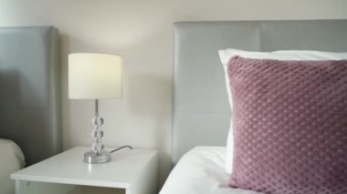 Basit bir tasarımı olan, dinlenmek ve uyumak için yatağı olan modern, rahat bir yatak odası. Yüksek kalite 4k görüntü