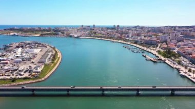 Havadan. Portimao, Riberinha seti üzerindeki Arade nehri üzerindeki Portekiz köprüleri. Eski köprü Ponte Velha. Yüksek kalite 4k görüntü