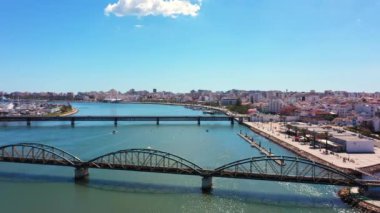 Havadan. Portimao, Riberinha seti üzerindeki Arade nehri üzerindeki Portekiz köprüleri. Eski köprü Ponte Velha. Yüksek kalite 4k görüntü