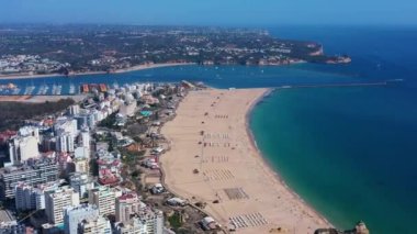 Güneşli bir günde Portekiz 'in Portimao şehrinin hava manzarası. Güney Portekiz Algarve. Yüksek kalite 4k görüntü