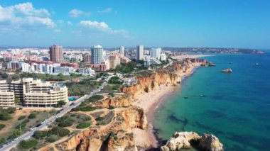 Güneşli bir günde Portekiz 'in Portimao şehrinin hava manzarası. Güney Portekiz Algarve. Yüksek kalite 4k görüntü