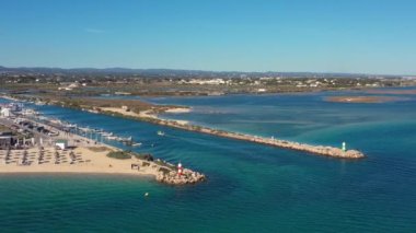 Hava görüntüsü. Fuseta köyü üzerinde Ria formosa adlı doğal Portekiz parkı üzerinde insansız hava aracı uçuşu. Yüksek kalite 4k görüntü