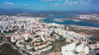 Güneşli bir günde Portekiz 'in Portimao şehrinin hava manzarası. Güney Portekiz Algarve. Yüksek kalite 4k görüntü