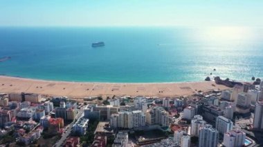 Güneşli bir günde Portekiz 'in Portimao şehrinin hava manzarası. Güney Portekiz Algarve. Yüksek kalite 4k görüntü