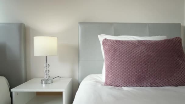 Moderno Acogedor Dormitorio Con Diseño Sencillo Con Una Cama Para — Vídeos de Stock