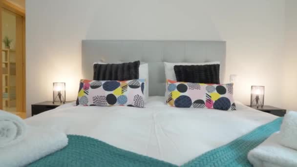 Сучасна Затишна Спальня Простим Дизайном Ліжком Відпочинку Сну Високоякісні Кадри — стокове відео