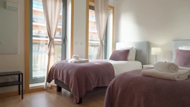 Μοντέρνο Άνετο Υπνοδωμάτιο Απλό Σχεδιασμό Κρεβάτι Για Ξεκούραση Και Ύπνο — Αρχείο Βίντεο