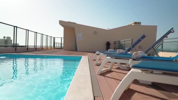 Bir Apartmanın Çatısında Modern Bir Havuz Dinlenmek Şehrin Ufuk Çizgisini — Stok video