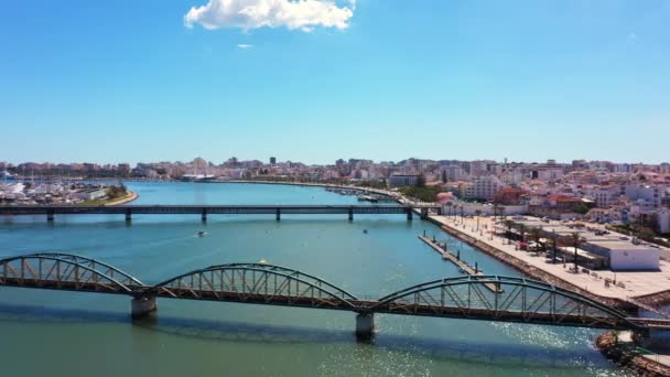 空中だ ポルトガルの橋Arade川を渡ってPortimao Riberinha堤防の街を見下ろす 旧橋ポンテ ヴェラ 高品質4K映像 — ストック動画