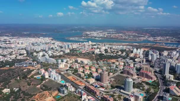 在阳光灿烂的日子里 游览葡萄牙城市波蒂莫的空中风景 南葡萄牙阿尔加维 高质量的4K镜头 — 图库视频影像