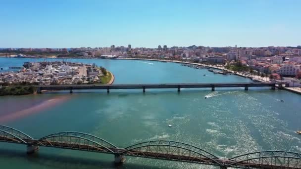 Aérien Ponts Portugais Sur Rivière Arade Surplombant Ville Portimao Remblai — Video