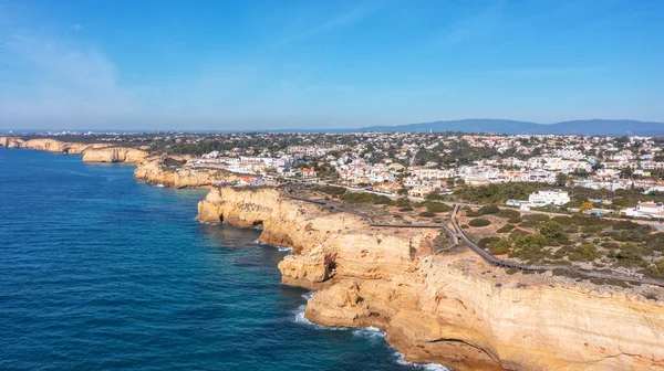 Widok Lotu Ptaka Skaliste Brzegi Wioski Carvoeiro Południowej Strefie Algarve — Zdjęcie stockowe