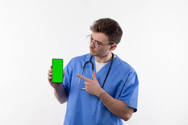 Enfermeira Médica Uniforme Com Estetoscópio Aponta Para Smartphone Com Uma — Fotografia de Stock