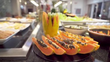 Tropikal meyveli tatlı büfesi ve oteldeki restoran müşterileri için çeşitli yiyecekler. Yüksek kaliteli FullHD görüntüler