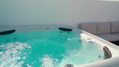 Yaz aylarında hidromasaj için özel jakuzinin yavaş çekimleri. Yüksek kalite 4k görüntü
